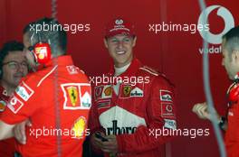 26.04.2002 Barcelona, Spanien, Barcelona, Training am Freitag, Michael Schumacher (Ferrari) in der Box - wartet auf dseinen Einsatz, Box, Formel 1 Grand Prix (GP) von Spanien 2002. c xpb.cc Email: info@xpb.cc, weitere Bilder auf der Datenbank: www.xpb.cc