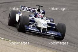 27.04.2002 Barcelona, Spanien, Barcelona, Training am Samstag, Juan Pablo Montoya (BMW WilliamsF1) auf der Strecke, Formel 1 Grand Prix (GP) von Spanien 2002. c xpb.cc Email: info@xpb.cc, weitere Bilder auf der Datenbank: www.xpb.cc