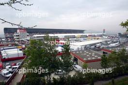 27.04.2002 Barcelona, Spanien, Barcelona, Samstag, Blick auf den Paddock Bereich und im Hintergrund die neue Haupttribüne, Box, Feature, Formel 1 Grand Prix (GP) von Spanien 2002. c xpb.cc Email: info@xpb.cc, weitere Bilder auf der Datenbank: www.xpb.cc