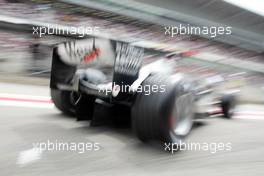 27.04.2002 Barcelona, Spanien, Barcelona, Training am Samstag, David Coulthard (McLaren Mercedes) fährt aus der Box, FEATURE, Formel 1 Grand Prix (GP) von Spanien 2002. c xpb.cc Email: info@xpb.cc, weitere Bilder auf der Datenbank: www.xpb.cc