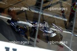26.04.2002 Barcelona, Spanien, Barcelona, Training am Freitag, Juan Pablo Montoya (BMW WilliamsF1) spiegelt sich in den Scheiben des Media Centers, Formel 1 Grand Prix (GP) von Spanien 2002. c xpb.cc Email: info@xpb.cc, weitere Bilder auf der Datenbank: www.xpb.cc