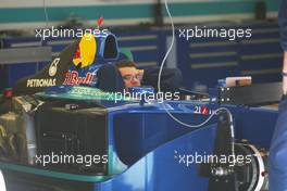 25.04.2002 Barcelona, Spanien, Vorbereitungen im Fahrerlager am Donnerstag, Team Sauber Petronas, Formel 1 Grand Prix (GP) von Spanien 2002. c xpb.cc Email: info@xpb.cc, weitere Bilder auf der Datenbank: www.xpb.cc
