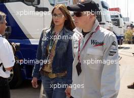 25.04.2002 Barcelona, Spanien, Ankunft von Kimi Raikkonen - Räikkönen und Jenni Dahlman im Fahrerlager - Paddock am Donnerstag, Formel 1 Grand Prix (GP) von Spanien 2002. c xpb.cc Email: info@xpb.cc, weitere Bilder auf der Datenbank: www.xpb.cc