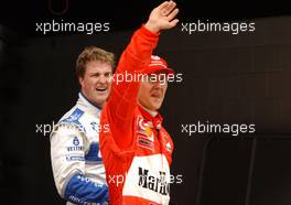 27.04.2002 Barcelona, Spanien, Barcelona, Qualifying am Samstag, Michael Schumacher (Ferrari) gewinnt das Qualifying dahinter sein Bruder Ralf Schumacher, Box, Formel 1 Grand Prix (GP) von Spanien 2002. c xpb.cc Email: info@xpb.cc, weitere Bilder auf der Datenbank: www.xpb.cc