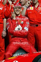 26.04.2002 Barcelona, Spanien, Barcelona, Freitag, Gruppenbild mit Ferrari und Michael Schumacher (Ferrari) hier mit Handy (Vodafone) in der Hand, Box, Formel 1 Grand Prix (GP) von Spanien 2002. c xpb.cc Email: info@xpb.cc, weitere Bilder auf der Datenbank: www.xpb.cc