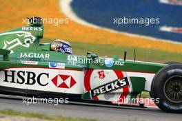 27.04.2002 Barcelona, Spanien, Barcelona, Training am Samstag, Eddie Irvine (Jaguar) auf der Strecke, Formel 1 Grand Prix (GP) von Spanien 2002. c xpb.cc Email: info@xpb.cc, weitere Bilder auf der Datenbank: www.xpb.cc