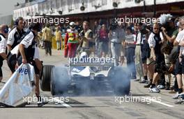 26.04.2002 Barcelona, Spanien, Barcelona, Training am Freitag, Juan Pablo Montoya (BMW WilliamsF1) fährt aus der Box, Formel 1 Grand Prix (GP) von Spanien 2002. c xpb.cc Email: info@xpb.cc, weitere Bilder auf der Datenbank: www.xpb.cc