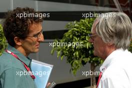 26.04.2002 Barcelona, Spanien, Barcelona, Freitag, Alain Prost ist zu Gast bei der F1 - hier mit Bernie Ecclestone, Paddock, Formel 1 Grand Prix (GP) von Spanien 2002. c xpb.cc Email: info@xpb.cc, weitere Bilder auf der Datenbank: www.xpb.cc