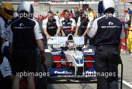 25.04.2002 Barcelona, Spanien, Vorbereitungen im Fahrerlager am Donnerstag, Team BWM WilliamsF1 übern Boxenstops in der Boxengasse, Formel 1 Grand Prix (GP) von Spanien 2002. c xpb.cc Email: info@xpb.cc, weitere Bilder auf der Datenbank: www.xpb.cc
