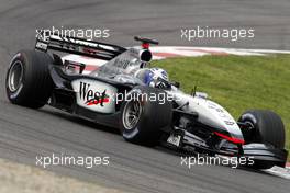 27.04.2002 Barcelona, Spanien, Barcelona, Training am Samstag, David Coulthard (McLaren Mercedes) auf der Strecke, Formel 1 Grand Prix (GP) von Spanien 2002. c xpb.cc Email: info@xpb.cc, weitere Bilder auf der Datenbank: www.xpb.cc