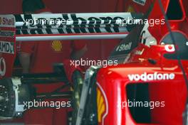 25.04.2002 Barcelona, Spanien, Barcelona, Fahrerlager am Donnerstag, FEATURE der Ferrari in der Box, Heckflügel, Formel 1 Grand Prix (GP) von Spanien 2002. c xpb.cc Email: info@xpb.cc, weitere Bilder auf der Datenbank: www.xpb.cc
