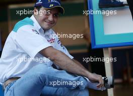 25.04.2002 Barcelona, Spanien, Barcelona, Felipe Massa und Nick Heidfeld (Sauber Petronas) in der Boxengasse am Donnerstag, präsentieren eine neue Schuhkollektion  von AMMANN Schweiz, Formel 1 Grand Prix (GP) von Spanien 2002. c xpb.cc Email: info@xpb.cc, weitere Bilder auf der Datenbank: www.xpb.cc
