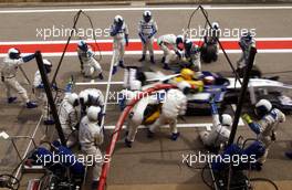 28.04.2002 Barcelona, Spanien, Barcelona, Rennen zum Formel 1 Grand Prix (GP) von Spanien 2002, Juan Pablo Montoya (BMW WilliamsF1) beim Boxenstop - beim tanken fährt JPM los obwohl noch der Tankschlauch am Auto ist und fährt dabei einem Mechaniker vorne links über den Fuß, Sonntag, Strecke c xpb.cc Email: info@xpb.cc, weitere Bilder auf der Datenbank: www.xpb.cc