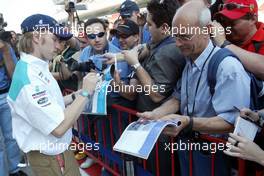 25.04.2002 Barcelona, Spanien, Barcelona, Nick Heidfeld (Sauber Petronas) in der Boxengasse am Donnerstag, gibt Autogramme an seine Fans, Formel 1 Grand Prix (GP) von Spanien 2002. c xpb.cc Email: info@xpb.cc, weitere Bilder auf der Datenbank: www.xpb.cc