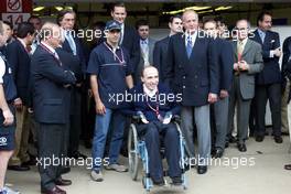 28.04.2002 Barcelona, Spanien, Barcelona, Sonntag, Spaniens König Juan Carlos zu Besuch bei BMW Williams an der Box - VL: Marc Gene, König Carlos, Frank Williams, Formel 1 Grand Prix (GP) von Spanien 2002. c xpb.cc Email: info@xpb.cc, weitere Bilder auf der Datenbank: www.xpb.cc