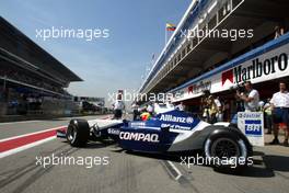 26.04.2002 Barcelona, Spanien, Barcelona, Training am Freitag, Ralf Schumacher (BMW WilliamsF1) fährt ausder Box, Formel 1 Grand Prix (GP) von Spanien 2002. c xpb.cc Email: info@xpb.cc, weitere Bilder auf der Datenbank: www.xpb.cc