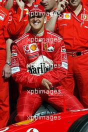 26.04.2002 Barcelona, Spanien, Barcelona, Freitag, Gruppenbild mit Ferrari und Michael Schumacher (Ferrari) hier mit Handy (Vodafone) in der Hand, Box, Formel 1 Grand Prix (GP) von Spanien 2002. c xpb.cc Email: info@xpb.cc, weitere Bilder auf der Datenbank: www.xpb.cc