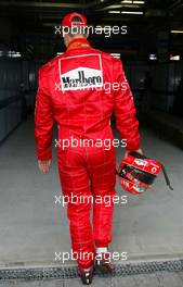 22.06.2002 Nürburg, Deutschland, F1 am Nürburgring, Qualifying am Samstag, Michael Schumacher auf dem Weg zum wiegen, Formel 1 Grand Prix (GP) von Europa 2002, Nuerburg c xpb.cc Email: info@xpb.cc, weitere Bilder auf der Datenbank: www.xpb.cc