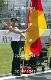 23.06.2002 Nürburg, Deutschland, F1 am Nürburgring, Grid am Sonntag, Grid Girl Sarah Strupp bei den Aufstellung am Wagen von Michael Schumacher, Formel 1 Grand Prix (GP) von Europa 2002, Nuerburg c xpb.cc Email: info@xpb.cc, weitere Bilder auf der Datenbank: www.xpb.cc