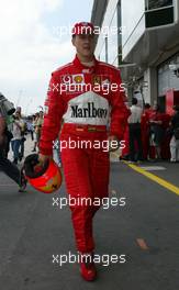 22.06.2002 Nürburg, Deutschland, F1 am Nürburgring, Qualifying am Samstag, Michael Schumacher auf dem Weg zum wiegen, Formel 1 Grand Prix (GP) von Europa 2002, Nuerburg c xpb.cc Email: info@xpb.cc, weitere Bilder auf der Datenbank: www.xpb.cc