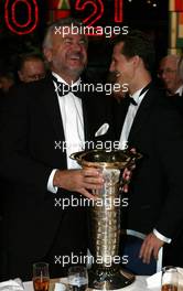 13.12.2002 Monte Carlo, Monaco, Offizielle FIA Jahresabschlußgala und Preisverleihung für die Formel1 Saison 2002 im Sporting Club von Monte Carlo - hier: Willi Weber und Michael Schumacher - (Official FIA F1 price giving ceremony 2002, FIA - Fédération Internationale de l'Automobile, 13.12.2002, Friday / Freitag)  c fia.com/xpb.cc - weitere Bilder auf der Datenbank unter www.xpb.cc. For further information's have a look on fia.com.