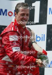 21.07.2002 Magny-Cours, Frankreich, F1 in Frankreich, Podium am Sonntag, Michael Schumacher (Ferrari) ist neuer Formel1 Welmeister, Formel 1 Grand Prix (GP) von Frankreich 2002 (France, Nevers Magny - Cours) c xpb.cc - weitere Bilder auf der Datenbank unter www.xpb.cc - Email: info@xpb.cc