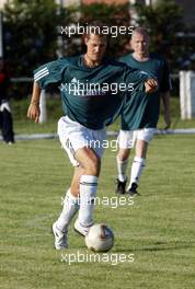 18.07.2002 Magny-Cours, Frankreich, F1 in Frankreich, Donnerstag, Freizeit-Fußball am Abend, organisisert von West für die Journalisten des Rennzirkus, hier mit Michael Schumacher der immer gerne mitspielt (im Team der deutschen Journalisten), Formel 1 Grand Prix (GP) von Frankreich 2002 (France, Nevers Magny - Cours) c xpb.cc - weitere Bilder auf der Datenbank unter www.xpb.cc - Email: info@xpb.cc