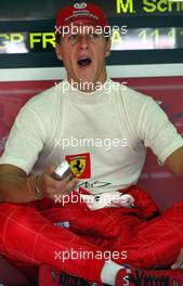 19.07.2002 Magny-Cours, Frankreich, F1 in Frankreich, Training am Freitag, Michael Schumacher (Ferrari) in der Box, gähnt und langweilt sich, Formel 1 Grand Prix (GP) von Frankreich 2002 (France, Nevers Magny - Cours) c xpb.cc - weitere Bilder auf der Datenbank unter www.xpb.cc - Email: info@xpb.cc