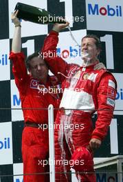 21.07.2002 Magny-Cours, Frankreich, F1 in Frankreich, Podium am Sonntag, Michael Schumacher (Ferrari) ist neuer Formel1 Welmeister - hier mit Jean Todt, Formel 1 Grand Prix (GP) von Frankreich 2002 (France, Nevers Magny - Cours) c xpb.cc - weitere Bilder auf der Datenbank unter www.xpb.cc - Email: info@xpb.cc