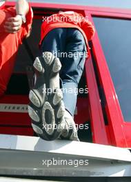 19.07.2002 Magny-Cours, Frankreich, F1 in Frankreich, Freitag, FEATURE - Michael Schumacher (Ferrari) "steigt die Stufen hinauf" zum Motorhome von Ferrari im Paddock Bereich, Portrait, Formel 1 Grand Prix (GP) von Frankreich 2002 (France, Nevers Magny - Cours) c xpb.cc - weitere Bilder auf der Datenbank unter www.xpb.cc - Email: info@xpb.cc