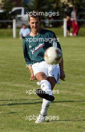 18.07.2002 Magny-Cours, Frankreich, F1 in Frankreich, Donnerstag, Freizeit-Fußball am Abend, organisisert von West für die Journalisten des Rennzirkus, hier mit Michael Schumacher der immer gerne mitspielt (im Team der deutschen Journalisten), Formel 1 Grand Prix (GP) von Frankreich 2002 (France, Nevers Magny - Cours) c xpb.cc - weitere Bilder auf der Datenbank unter www.xpb.cc - Email: info@xpb.cc