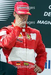 21.07.2002 Magny-Cours, Frankreich, F1 in Frankreich, Podium am Sonntag, Michael Schumacher (Ferrari) ist neuer Formel1 Welmeister - kann die Tränen nicht zurück halten, Formel 1 Grand Prix (GP) von Frankreich 2002 (France, Nevers Magny - Cours) c xpb.cc - weitere Bilder auf der Datenbank unter www.xpb.cc - Email: info@xpb.cc