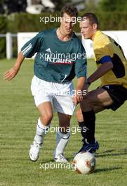 18.07.2002 Magny-Cours, Frankreich, F1 in Frankreich, Donnerstag, Freizeit-Fußball am Abend, organisisert von West für die Journalisten des Rennzirkus, hier mit Michael Schumacher der immer gerne mitspielt (im Team der deutschen Journalisten) und Alexander Wurz, Formel 1 Grand Prix (GP) von Frankreich 2002 (France, Nevers Magny - Cours) c xpb.cc - weitere Bilder auf der Datenbank unter www.xpb.cc - Email: info@xpb.cc