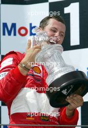 21.07.2002 Magny-Cours, Frankreich, F1 in Frankreich, Podium am Sonntag, Michael Schumacher (Ferrari) ist neuer Formel1 Welmeister, Formel 1 Grand Prix (GP) von Frankreich 2002 (France, Nevers Magny - Cours) c xpb.cc - weitere Bilder auf der Datenbank unter www.xpb.cc - Email: info@xpb.cc