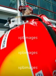 20.07.2002 Magny-Cours, Frankreich, F1 in Frankreich, Qualifying am Samstag, Michael Schumacher (Ferrari) auf dem Weg zum wiegen, Formel 1 Grand Prix (GP) von Frankreich 2002 (France, Nevers Magny - Cours) c xpb.cc - weitere Bilder auf der Datenbank unter www.xpb.cc - Email: info@xpb.cc