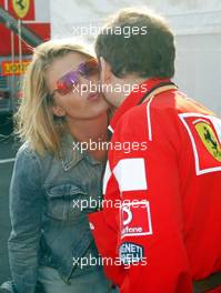 21.07.2002 Magny-Cours, Frankreich, F1 in Frankreich, Sonntag, Corinna Schumacher (Frau von F1 Fahrer Michael Schumacher) kommt am Sonntag morgen vor dem WarmUp im Paddock Bereich an und geht in das Ferrari Motorhome - hier beim begrüßen von Jean Todt, Formel 1 Grand Prix (GP) von Frankreich 2002 (France, Nevers Magny - Cours) c xpb.cc - weitere Bilder auf der Datenbank unter www.xpb.cc - Email: info@xpb.cc