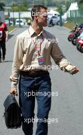 18.07.2002 Magny-Cours, Frankreich, F1 in Frankreich, Ankunft der Fahrer am Donnerstag, Michael Schumacher kommt im Paddock Bereich an, Formel 1 Grand Prix (GP) von Frankreich 2002 (France, Nevers Magny - Cours) c xpb.cc - weitere Bilder auf der Datenbank unter www.xpb.cc - Email: info@xpb.cc