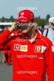 19.07.2002 Magny-Cours, Frankreich, F1 in Frankreich, Freitag, Michael Schumacher Ferrari) im Paddock Bereich - telefoniert mit dem Handy, Portrait, Formel 1 Grand Prix (GP) von Frankreich 2002 (France, Nevers Magny - Cours) c xpb.cc - weitere Bilder auf der Datenbank unter www.xpb.cc - Email: info@xpb.cc