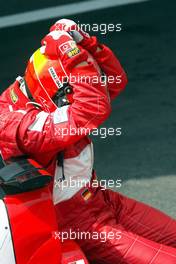 21.07.2002 Magny-Cours, Frankreich, F1 in Frankreich, Podium am Sonntag, Michael Schumacher (Ferrari) ist neuer Formel1 Welmeister - hioer im Park Ferme - MS kann es nicht fassen, Formel 1 Grand Prix (GP) von Frankreich 2002 (France, Nevers Magny - Cours) c xpb.cc - weitere Bilder auf der Datenbank unter www.xpb.cc - Email: info@xpb.cc