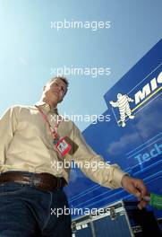 18.07.2002 Magny-Cours, Frankreich, F1 in Frankreich, Ankunft der Fahrer am Donnerstag, Michael Schumacher kommt im Paddock Bereich an, Formel 1 Grand Prix (GP) von Frankreich 2002 (France, Nevers Magny - Cours) c xpb.cc - weitere Bilder auf der Datenbank unter www.xpb.cc - Email: info@xpb.cc