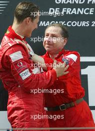 21.07.2002 Magny-Cours, Frankreich, F1 in Frankreich, Podium am Sonntag, Michael Schumacher (Ferrari) ist neuer Formel1 Welmeister - hier mit Jean Todt, Formel 1 Grand Prix (GP) von Frankreich 2002 (France, Nevers Magny - Cours) c xpb.cc - weitere Bilder auf der Datenbank unter www.xpb.cc - Email: info@xpb.cc