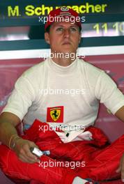 19.07.2002 Magny-Cours, Frankreich, F1 in Frankreich, Training am Freitag, Michael Schumacher (Ferrari) in der Box, Formel 1 Grand Prix (GP) von Frankreich 2002 (France, Nevers Magny - Cours) c xpb.cc - weitere Bilder auf der Datenbank unter www.xpb.cc - Email: info@xpb.cc