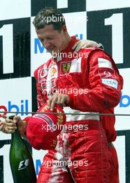 21.07.2002 Magny-Cours, Frankreich, F1 in Frankreich, Podium am Sonntag, Michael Schumacher (Ferrari) ist neuer Formel1 Welmeister, Formel 1 Grand Prix (GP) von Frankreich 2002 (France, Nevers Magny - Cours) c xpb.cc - weitere Bilder auf der Datenbank unter www.xpb.cc - Email: info@xpb.cc