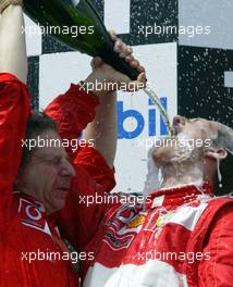 21.07.2002 Magny-Cours, Frankreich, F1 in Frankreich, Podium am Sonntag, Michael Schumacher (Ferrari) ist neuer Formel1 Welmeister - hier mit Jean Todt, Formel 1 Grand Prix (GP) von Frankreich 2002 (France, Nevers Magny - Cours) c xpb.cc - weitere Bilder auf der Datenbank unter www.xpb.cc - Email: info@xpb.cc