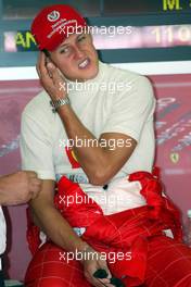 19.07.2002 Magny-Cours, Frankreich, F1 in Frankreich, Training am Freitag, Michael Schumacher (Ferrari) in der Box, Formel 1 Grand Prix (GP) von Frankreich 2002 (France, Nevers Magny - Cours) c xpb.cc - weitere Bilder auf der Datenbank unter www.xpb.cc - Email: info@xpb.cc