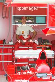 19.07.2002 Magny-Cours, Frankreich, F1 in Frankreich, Training am Freitag, Michael Schumacher (Ferrari) in der Box, Formel 1 Grand Prix (GP) von Frankreich 2002 (France, Nevers Magny - Cours) c xpb.cc - weitere Bilder auf der Datenbank unter www.xpb.cc - Email: info@xpb.cc