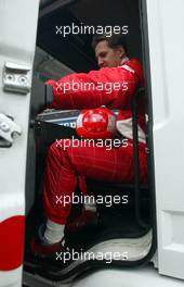 05.07.2002 Silverstone, England, F1 in Silverstone Training am Freitag, Michael Schumacher (Ferrari) dreht sich nach Motorstop auf der Strecke und muss das Training beenden - hier kommt er mit seinem Wagen, beim Abschlepper als Beifahrer sitzend in die Box zurück, Formel 1 Grand Prix (GP) von England (Great Britain) in Silverstone 2002. c xpb.cc - weitere Bilder auf der Datenbank unter www.xpb.cc - Email: info@xpb.cc