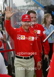 06.07.2002 Silverstone, England, F1 in Silverstone am Samstag, Sponsortermin bei Vodafone mit Michael Schumacher und Rubens Barrichello - fahren Rennen in einem Fahrsimulator von Vodafone, Formel 1 Grand Prix (GP) von England (Great Britain) in Silverstone 2002. c xpb.cc - weitere Bilder auf der Datenbank unter www.xpb.cc - Email: info@xpb.cc