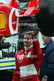 05.07.2002 Silverstone, England, F1 in Silverstone Training am Freitag, Michael Schumacher (Ferrari) dreht sich nach Motorstop auf der Strecke und muss das Training beenden - hier hilft er beim aufladen seines Wagens, Formel 1 Grand Prix (GP) von England (Great Britain) in Silverstone 2002. c xpb.cc - weitere Bilder auf der Datenbank unter www.xpb.cc - Email: info@xpb.cc