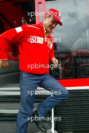 04.07.2002 Silverstone, England, F1 in Silverstone am Donnerstag, Ankunft der Fahrer im Paddock Bereich - hier Michael Schumacher - geht aus dem Motorhome, Formel 1 Grand Prix (GP) von England (Great Britain) in Silverstone 2002. c xpb.cc - weitere Bilder auf der Datenbank unter www.xpb.cc - Email: info@xpb.cc